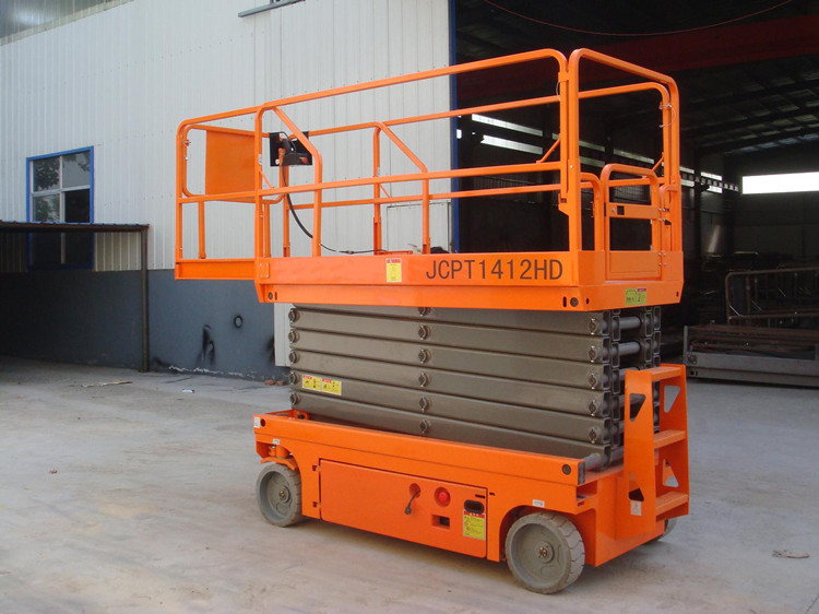 沧州客户购买自行式升降机试机中